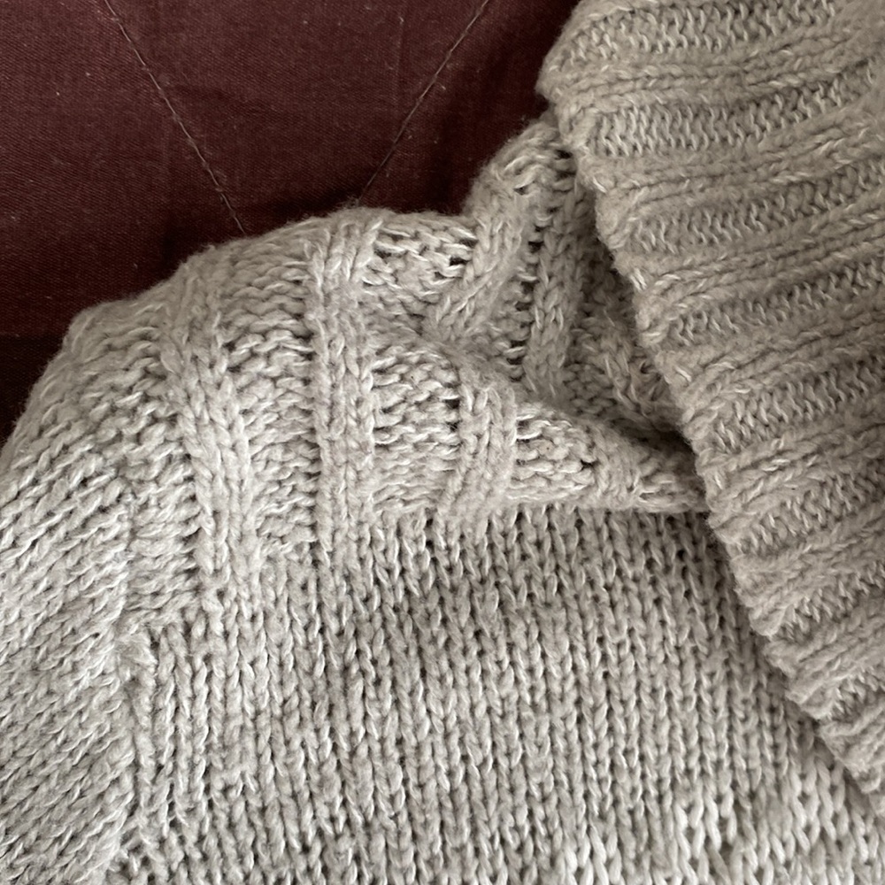Dressbarn pale grey and white Nordic pullover Knit Cowl Neck Sweater ❄️ - Picture 11 of 17